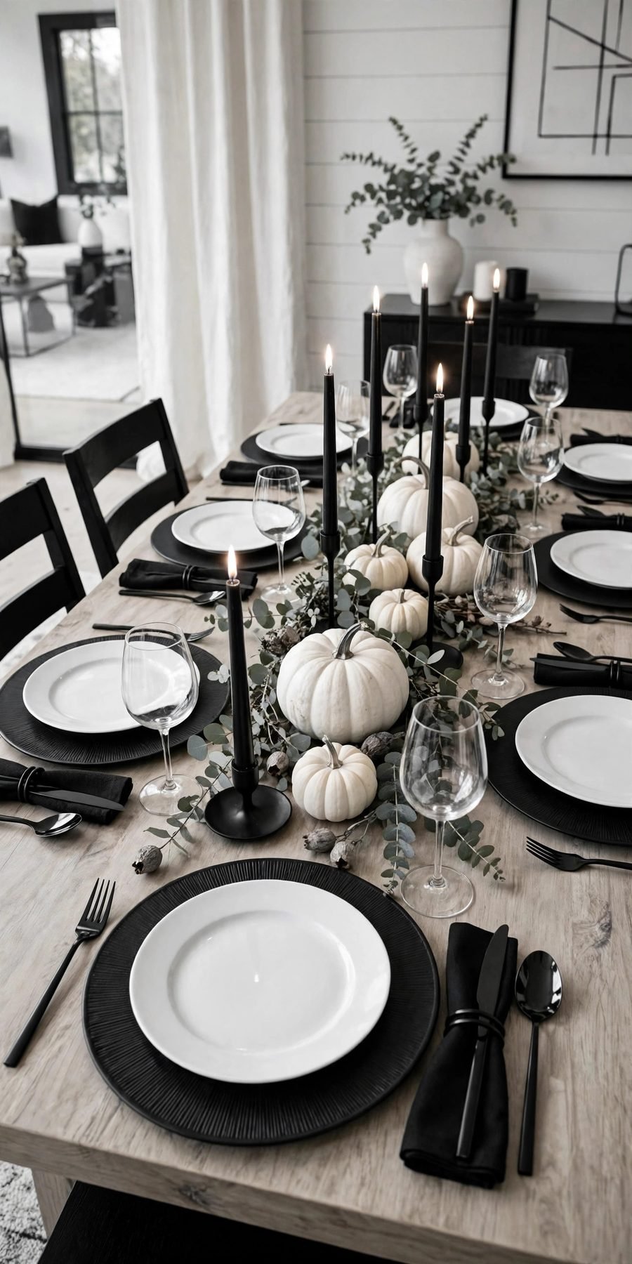 Thanksgiving table decor ideas: black and white modern table